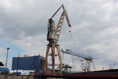 ALMANY, HAMBURG - 2017 AĞUSTOS, Hamburg Alman limanındaki kargo gemileri yükleme ve boşaltma için demirli konteyner terminali. 