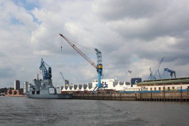 ALMANY, HAMBURG - 2017 AĞUSTOS, Hamburg Alman limanındaki kargo gemileri yükleme ve boşaltma için demirli konteyner terminali. 