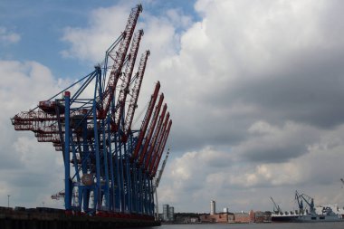 ALMANY, HAMBURG - 2017 AĞUSTOS, Hamburg Alman limanındaki kargo gemileri yükleme ve boşaltma için demirli konteyner terminali. 