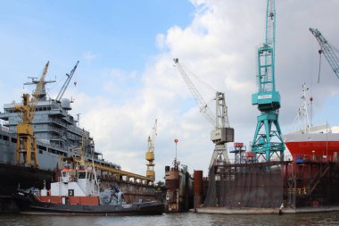 ALMANY, HAMBURG - 2017 AĞUSTOS, Hamburg Alman limanındaki kargo gemileri yükleme ve boşaltma için demirli konteyner terminali. 