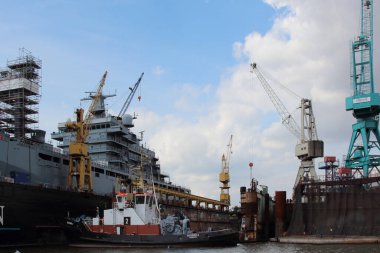 ALMANY, HAMBURG - 2017 AĞUSTOS, Hamburg Alman limanındaki kargo gemileri yükleme ve boşaltma için demirli konteyner terminali. 