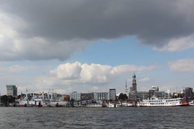 ALMANY, HAMBURG - 2017 AĞUSTOS, Hamburg Alman limanındaki kargo gemileri yükleme ve boşaltma için demirli konteyner terminali. 