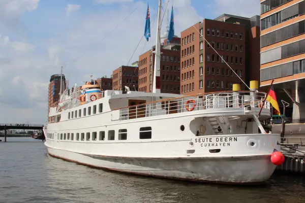 ALMANY, HAMBURG - 2017 AĞUSTOS, Hamburg Alman limanındaki kargo gemileri yükleme ve boşaltma için demirli konteyner terminali. 