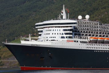 Aurlandsfjord, Norveç - Ağustos 2017: RMS Queen Mary 2 yolcu gemisi
