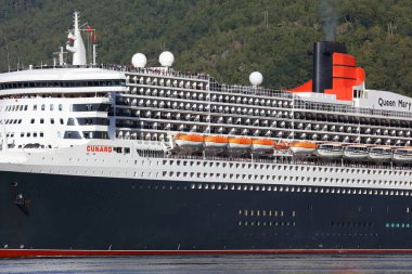Aurlandsfjord, Norveç - Ağustos 2017: RMS Queen Mary 2 yolcu gemisi