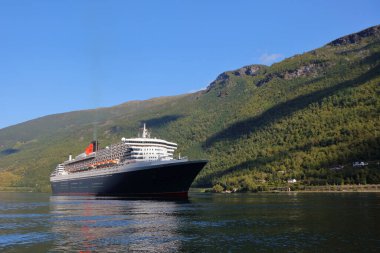 Aurlandsfjord, Norveç - Ağustos 2017: RMS Queen Mary 2 yolcu gemisi