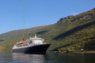 Aurlandsfjord, Norveç - Ağustos 2017: RMS Queen Mary 2 yolcu gemisi