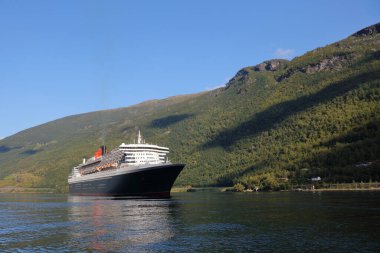 Aurlandsfjord, Norveç - Ağustos 2017: RMS Queen Mary 2 yolcu gemisi