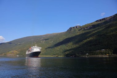 Aurlandsfjord, Norveç - Ağustos 2017: RMS Queen Mary 2 yolcu gemisi