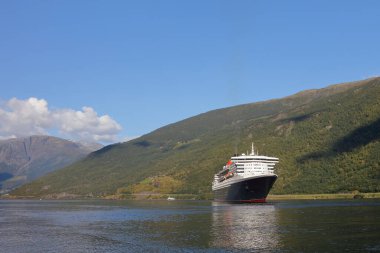 Aurlandsfjord, Norveç - Ağustos 2017: RMS Queen Mary 2 yolcu gemisi