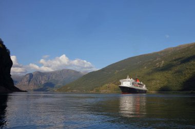 Aurlandsfjord, Norveç - Ağustos 2017: RMS Queen Mary 2 yolcu gemisi