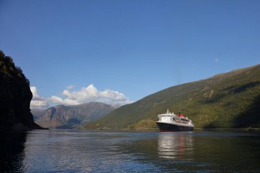 Aurlandsfjord, Norveç - Ağustos 2017: RMS Queen Mary 2 yolcu gemisi