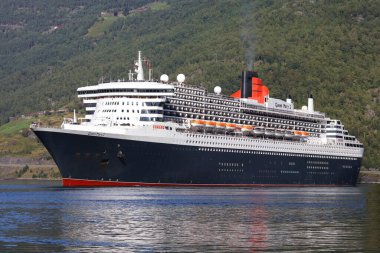 Aurlandsfjord, Norveç - Ağustos 2017: RMS Queen Mary 2 yolcu gemisi