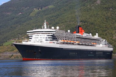 Aurlandsfjord, Norveç - Ağustos 2017: RMS Queen Mary 2 yolcu gemisi