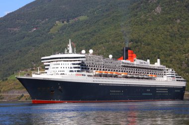 Aurlandsfjord, Norveç - Ağustos 2017: RMS Queen Mary 2 yolcu gemisi