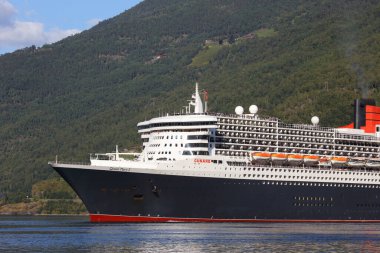 Aurlandsfjord, Norveç - Ağustos 2017: RMS Queen Mary 2 yolcu gemisi