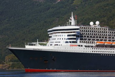 Aurlandsfjord, Norveç - Ağustos 2017: RMS Queen Mary 2 yolcu gemisi