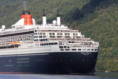 Aurlandsfjord, Norveç - Ağustos 2017: RMS Queen Mary 2 yolcu gemisi