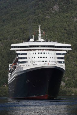 Aurlandsfjord, Norveç - Ağustos 2017: RMS Queen Mary 2 yolcu gemisi