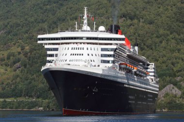 Aurlandsfjord, Norveç - Ağustos 2017: RMS Queen Mary 2 yolcu gemisi