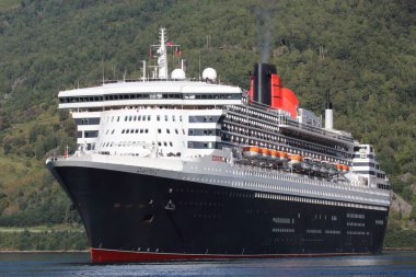 Aurlandsfjord, Norveç - Ağustos 2017: RMS Queen Mary 2 yolcu gemisi