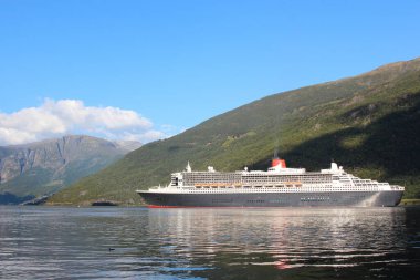 Aurlandsfjord, Norveç - Ağustos 2017: RMS Queen Mary 2 yolcu gemisi