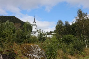 Gündüz vakti Lavik Kilisesi manzarası, Norveç  