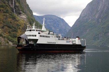 Nordfjord fiyort, dağlar, çiçek ve buzul Olden, Norveç, Norveç yatay