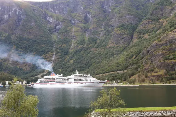 Aurlandsfjorden Fiyorduna Yanaşan Bir Yolcu Gemisi — Stok fotoğraf