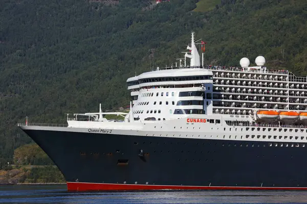 Aurlandsfjord, Norveç - Ağustos 2017: RMS Queen Mary 2 yolcu gemisi