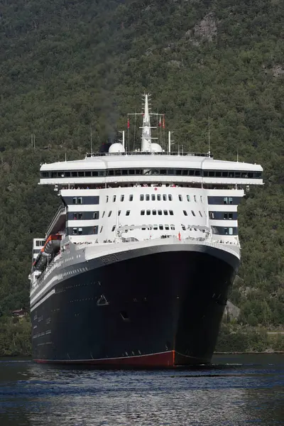 Aurlandsfjord, Norveç - Ağustos 2017: RMS Queen Mary 2 yolcu gemisi