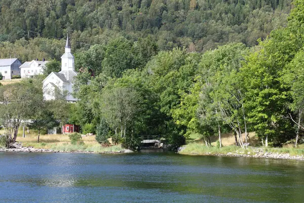 ノルウェー デイタイムのラヴィック教会の景観 — ストック写真