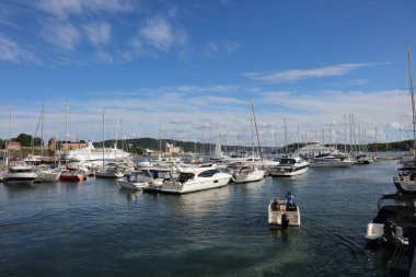 Tekneleri ve yatları olan Oslo Limanı