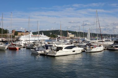 Tekneleri ve yatları olan Oslo Limanı