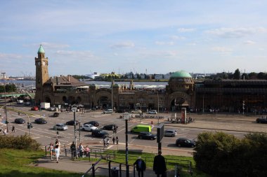 Hamburg 'un su istasyonu Landungsbrcken' in gündüz görüntüsü 