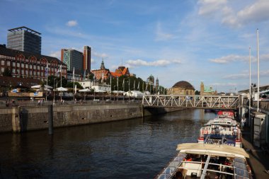 Hamburg 'un su istasyonu Landungsbrcken' in gündüz görüntüsü 
