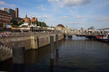 Hamburg 'un su istasyonu Landungsbrcken' in gündüz görüntüsü 