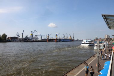 Hamburg 'un su istasyonu Landungsbrcken' in gündüz görüntüsü 