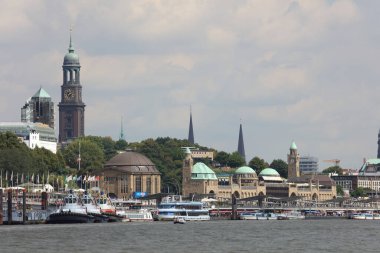 Hamburg 'un su istasyonu Landungsbrcken' in gündüz görüntüsü 