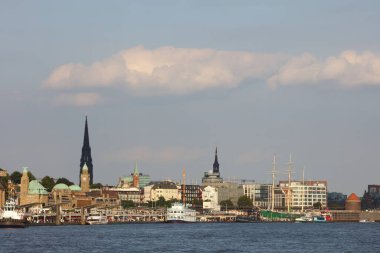 Hamburg 'un su istasyonu Landungsbrcken' in gündüz görüntüsü 
