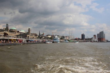 Hamburg 'un su istasyonu Landungsbrcken' in gündüz görüntüsü 