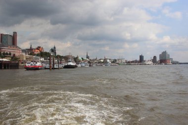 Hamburg 'un su istasyonu Landungsbrcken' in gündüz görüntüsü 