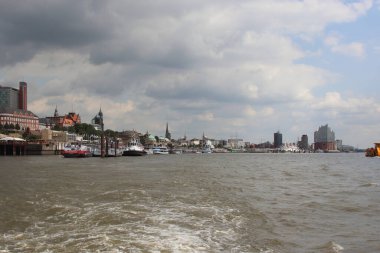 Hamburg 'un su istasyonu Landungsbrcken' in gündüz görüntüsü 