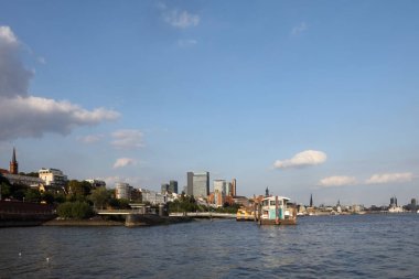 ALMANY, HAMBURG - 2017 AĞUSTOS, Hamburg Alman limanındaki kargo gemileri yükleme ve boşaltma için demirli konteyner terminali. 