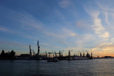 ALMANY, HAMBURG - 2017 AĞUSTOS, Hamburg Alman limanındaki kargo gemileri yükleme ve boşaltma için demirli konteyner terminali. 