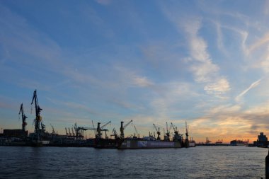 ALMANY, HAMBURG - 2017 AĞUSTOS, Hamburg Alman limanındaki kargo gemileri yükleme ve boşaltma için demirli konteyner terminali. 