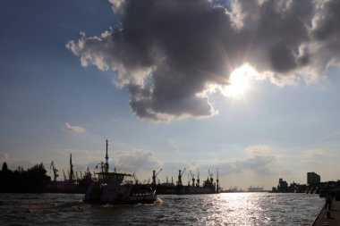 ALMANY, HAMBURG - 2017 AĞUSTOS, Hamburg Alman limanındaki kargo gemileri yükleme ve boşaltma için demirli konteyner terminali. 