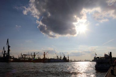 ALMANY, HAMBURG - 2017 AĞUSTOS, Hamburg Alman limanındaki kargo gemileri yükleme ve boşaltma için demirli konteyner terminali. 