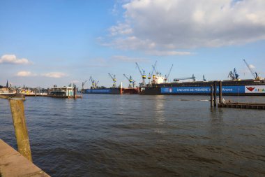 ALMANY, HAMBURG - 2017 AĞUSTOS, Hamburg Alman limanındaki kargo gemileri yükleme ve boşaltma için demirli konteyner terminali. 