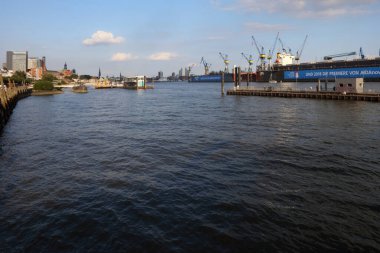 ALMANY, HAMBURG - 2017 AĞUSTOS, Hamburg Alman limanındaki kargo gemileri yükleme ve boşaltma için demirli konteyner terminali. 